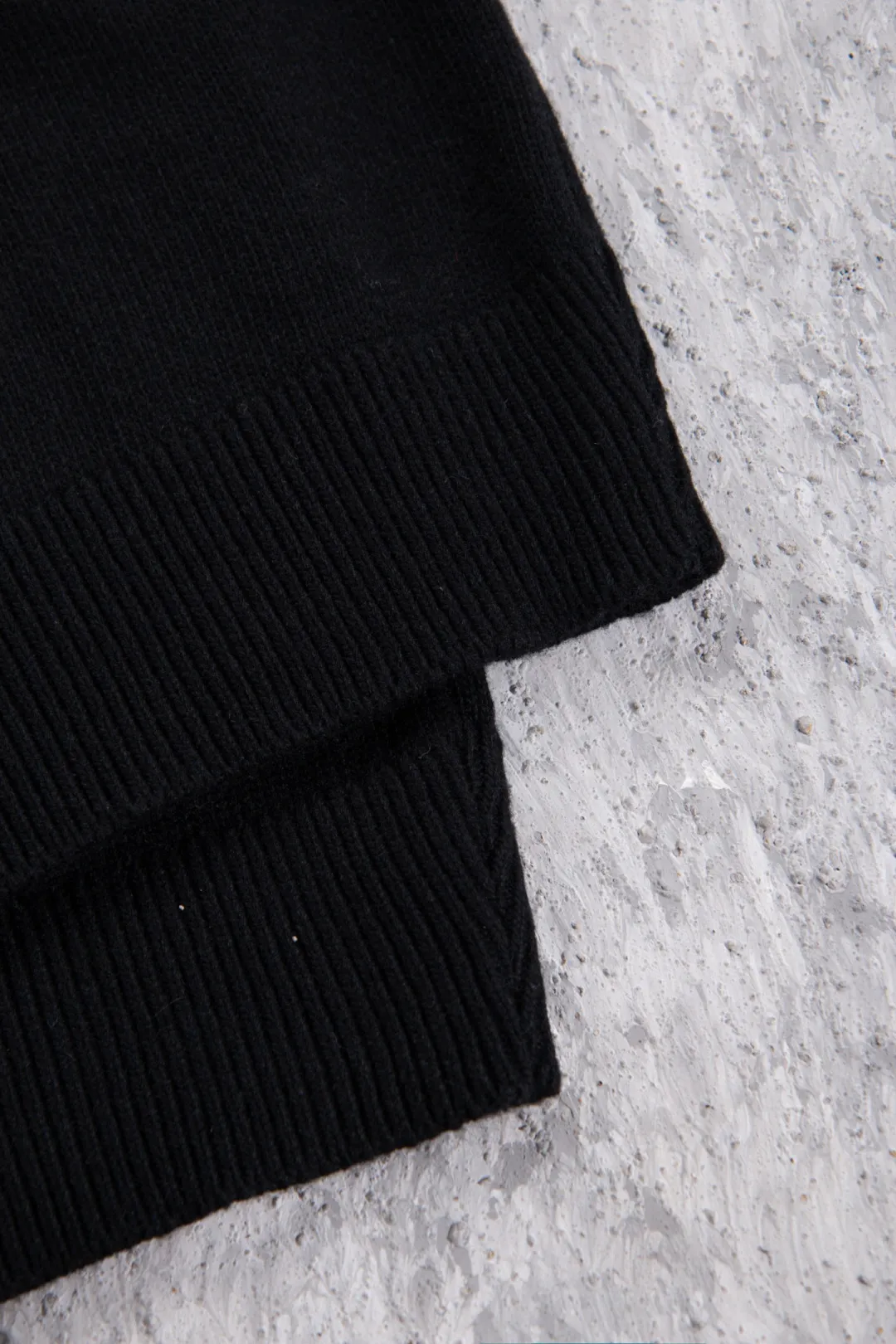 160 Acne Studios' minimalist design has become a new Nordic myth through artistic precipitation and sublimation. The typical cold style design has made fashion people who pursue low-key luxury become his loyal fans. Color: Black ACNE back sweater Fabric: 50% wool knitted fabric is thick and delicate, soft and skin-friendly, with good warmth retention. It can be worn alone or layered in autumn and winter with enough texture. Craftsmanship: The letters on the back are distressed and destroyed. The edges of the letters have a sense of wear. They are not ordinary flat printing. Details: All accessories are customized. The level of fineness can be compared with domestic. Cross-border special Size chart: S (chest 60, clothing length 66, sleeve length 81) M (chest 62, dress length 68, sleeve length 82) L (chest 64, dress length 70, sleeve length 83) 185-190cm, 185 pounds XL